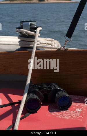 Barca a vela lungo la riva del Connecticut su Long Island Sound. Foto Stock