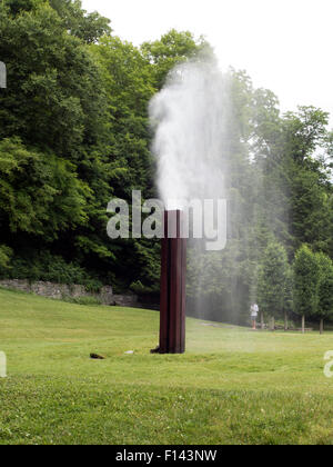 Scultura d'acqua spruzza una nebbia fine a Innesfree giardini in Millbrook, New York. Foto Stock