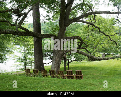 Una linea di sedie per visitatori di Innesfree giardini in Millbrook, New York. Foto Stock