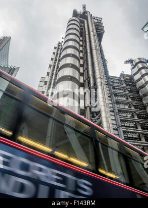 Cieli grigi oltre la Lloyds edificio nella città di london financial district Foto Stock