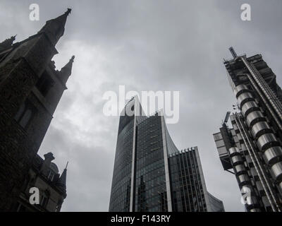 Cieli grigi oltre la Lloyds edificio nella città di london financial district Foto Stock