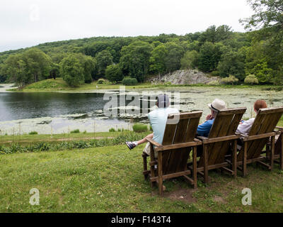 I visitatori di Innesfree giardini in Millbrook, New York guardare al laghetto e la zona circostante all'inizio dell'estate.. Foto Stock