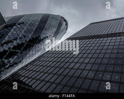 Cielo tempestoso e burrascoso mercati oltre il cetriolino e la City of London financial district Foto Stock