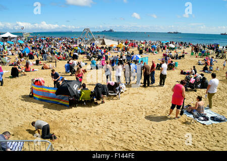 La folla a prendere il sole sulla spiaggia di Bournemouth in una calda giornata estiva nel mese di agosto Foto Stock