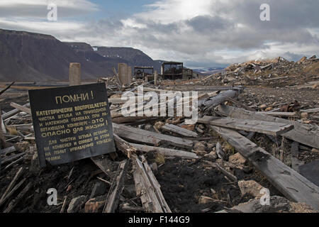 Segno di avvertimento di pericolo al abbandonato città mineraria di Pyramiden sulle Svalbard. Foto Stock