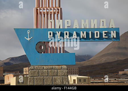 Segno posto all'abbandonato città mineraria di Pyramiden sulle Svalbard. Foto Stock