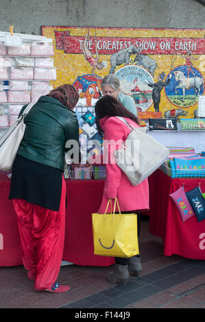 Mercato di domenica presso il Centro delle Arti complesso su St Kilda Road, Melbourne Foto Stock