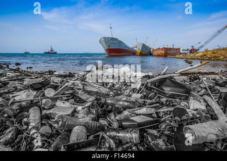 La quantità di rifiuti e inquinamento il lavaggio sulle rive della spiaggia nella città di Colon a Panama Foto Stock