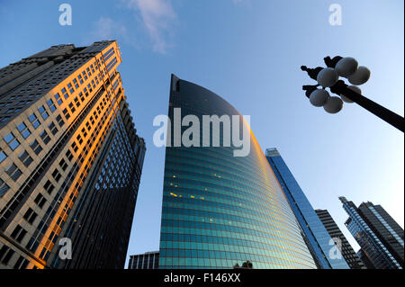 333 West Wacker Drive edificio in prima serata, Chicago, Illinois. Architetti Kohn Pederson Fox Associates. Foto Stock