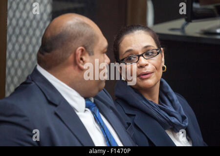 (150827) -- Città del Guatemala, Agosto 27, 2015 (Xinhua) -- Ex Vice Presidente del Guatemala Roxana Baldetti (R) assiste ad una audizione contro di lei a Città del Guatemala, Guatemala, su agosto 26, 2015. Il giudice Miguel Angel Galvez ordinato il carcere preventivo di Roxana Baldetti, dopo che il pubblico ministero del Guatemala e la Commissione internazionale contro l'impunità in Guatemala (CICIG, per il suo acronimo in spagnolo) accusata di reati di corruzione passiva, casi specifici di frode doganale e cospirazione per il suo presunto coinvolgimento nel caso di frode doganale noto come 'LINEA'. (Xinhua/Luis Echeverria) (j Foto Stock