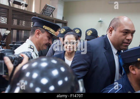 (150827) -- Città del Guatemala, Agosto 27, 2015 (Xinhua) -- Ex Vice Presidente del Guatemala Roxana Baldetti (C) assiste ad una audizione contro di lei a Città del Guatemala, Guatemala, su agosto 26, 2015. Il giudice Miguel Angel Galvez ordinato il carcere preventivo di Roxana Baldetti, dopo che il pubblico ministero del Guatemala e la Commissione internazionale contro l'impunità in Guatemala (CICIG, per il suo acronimo in spagnolo) accusata di reati di corruzione passiva, casi specifici di frode doganale e cospirazione per il suo presunto coinvolgimento nel caso di frode doganale noto come 'LINEA'. (Xinhua/Luis Echeverria) (j Foto Stock