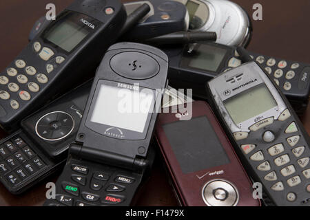 Un assortimento di vecchi telefoni cellulari / cellulari Foto Stock