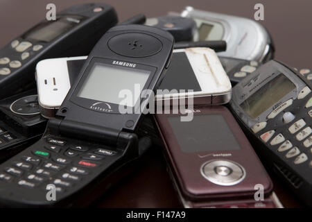 Un assortimento di vecchi telefoni cellulari / cellulari Foto Stock