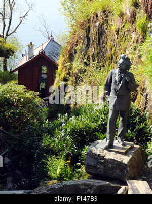 Bergen, Norvegia. Una statua del compositore Edvard Grieg con la sua composizione al rifugio lago in background. Foto Stock