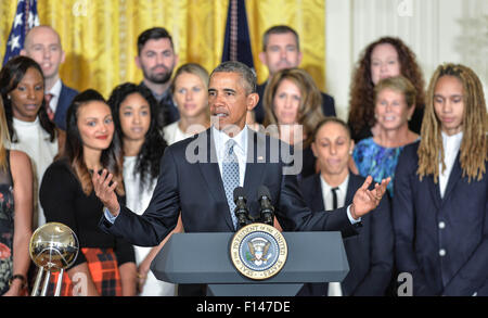 Washington, DC, Stati Uniti d'America. 26 Ago, 2015. Stati Uniti Barack Obama presidente degli indirizzi durante il suo incontro con il campione WNBA Phoenix Mercurio alla Casa Bianca a Washington DC, capitale degli Stati Uniti, e il agosto 26, 2015. Barack Obama ha ospitato il campione WNBA Phoenix Mercury e onorato il suo campionato mercoledì. Credito: Bao Dandan/Xinhua/Alamy Live News Foto Stock