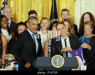 Washington, DC, Stati Uniti d'America. 26 Ago, 2015. Diana Taurasi (R) del campione WNBA Phoenix indirizzi di mercurio durante la riunione con gli Stati Uniti Il presidente Barack Obama alla Casa Bianca a Washington DC, capitale degli Stati Uniti, e il agosto 26, 2015. Barack Obama ha ospitato il campione WNBA Phoenix Mercury e onorato il suo campionato mercoledì. Credito: Bao Dandan/Xinhua/Alamy Live News Foto Stock