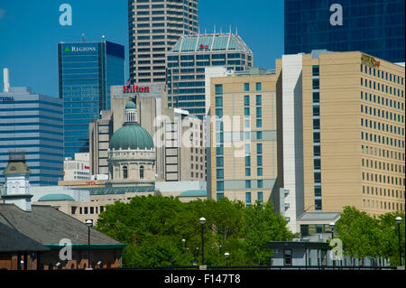 Lo skyline di Indianapolis e la capitale dello Stato edificio, Indianapolis, Indiana Foto Stock