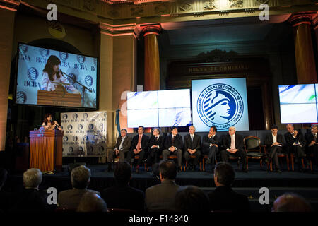 Buenos Aires, Argentina. 26 Ago, 2015. Argentina del Presidente Cristina Fernandez (1L) offre un discorso durante una riunione annuale per il 161º anniversario della Borsa di Buenos Aires, presso la sede dell'entità nella città di Buenos Aires, capitale dell'Argentina, in Agosto 26, 2015. © Martin Zabala/Xinhua/Alamy Live News Foto Stock