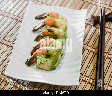 Cinque grandi gamberetti preparati con un stile asiatico salsa di aglio. Foto Stock