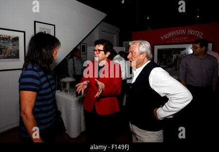 New York, Stati Uniti d'America. 26 Agosto, 2015. La leggenda del tennis Billie Jean King parla con il british legenda fotografico Terry O'Neil durante un ricevimento presso la New York del Morrison Hotel Gallery in Soho su agosto 27th, 2015. L'evento sponsorizzato dalla Citibank era quello di promuovere una mostra e libro di O'Neil che ha fotografato il Re e altre celebrità ampiamente negli anni settanta e ottanta. Credito: Adam Stoltman/Alamy Live News Foto Stock