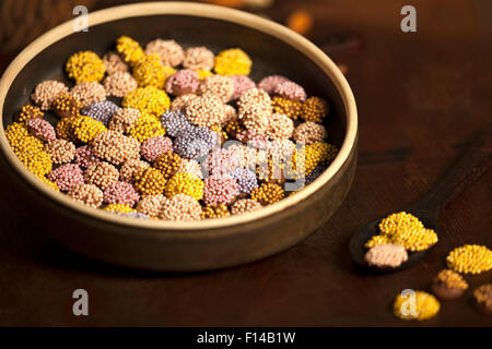 Colorati confetti di cioccolato collocato in un contenitore. Foto Stock