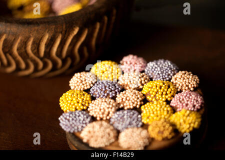 Colorati confetti di cioccolato posto su una superficie di legno. Foto Stock