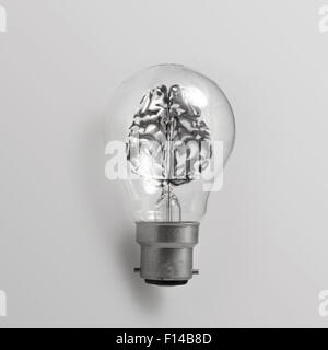 3d di metallo del cervello umano in una lampadina elettrica come concetto creativo Foto Stock