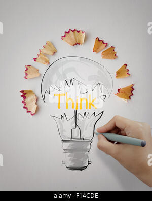 Disegnato a mano lampadina luce word design pensare con la matita di segatura di legno su sfondo della carta come concetto creativo Foto Stock
