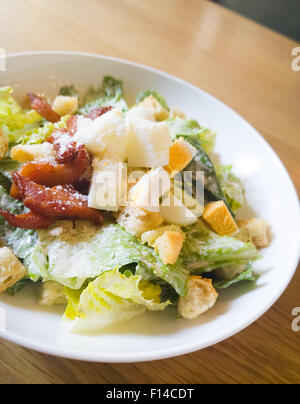 Insalata Caesar posto sulla sommità di un tavolo di legno Foto Stock