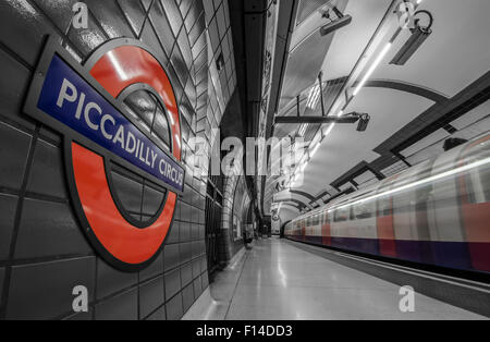 La metropolitana di Londra con colore selettivo evidenziando alcuni dettagli. Foto Stock