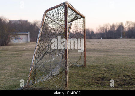 Vecchio arrugginito soccer obiettivo sul tramonto, nostalgia concept Foto Stock