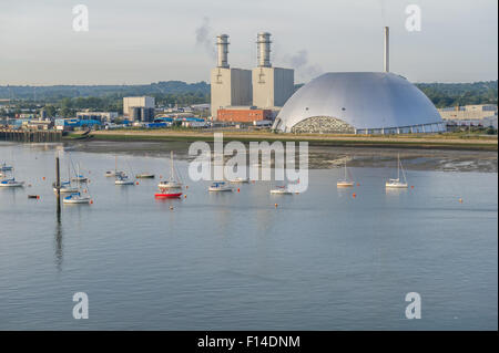 Inceneritore di Southampton e la stazione di alimentazione. Foto Stock