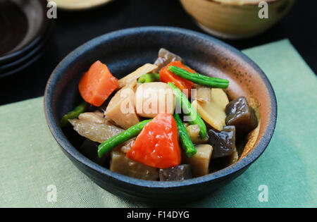 Bollito lentamente ortaggi a radice con pollo Foto Stock