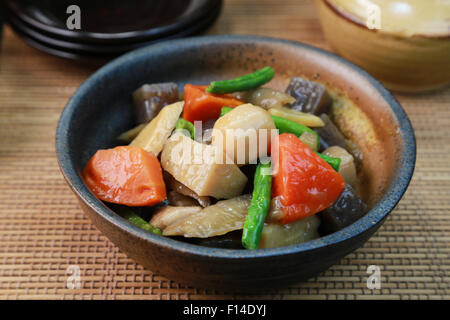 Bollito lentamente ortaggi a radice con pollo Foto Stock