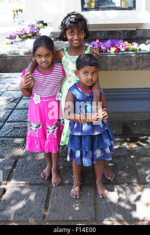 Ragazze a piedi nudi nel tempio Dagoba hall, Kalutara, provincia occidentale, Ceylon, Sri Lanka Foto Stock