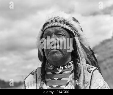 Anni sessanta ritratto NATIVE AMERICAN UOMO CAPO BLACKFOOT tribù indiana a BROWNING MONTANA Foto Stock