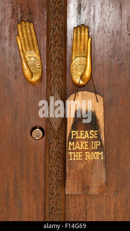 Hotel la porta della stanza con il segno si prega di rendere la stanza Luang Prabang Laos Foto Stock