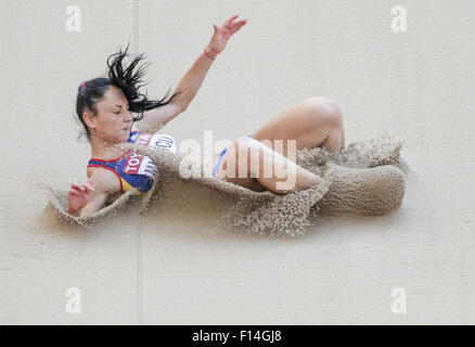 Pechino, Cina. Il 27 agosto, 2015. Il Florentina Marincu della Romania compete in Donne Salto in lungo Qualification del XV Associazione Internazionale delle Federazioni di Atletica (IAAF) Atletica Campionati del Mondo a Pechino in Cina, 27 agosto 2015. Credito: dpa picture alliance/Alamy Live News Foto Stock