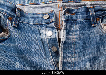 Dettaglio del pulsante volare su un usurata coppia di Levi 501 jeans Foto Stock