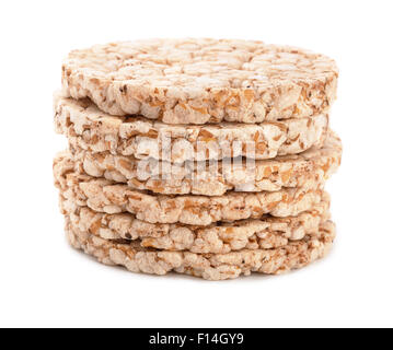 Pila di soffiato grano intero pane croccante detto Knäckebrot isolato su bianco Foto Stock