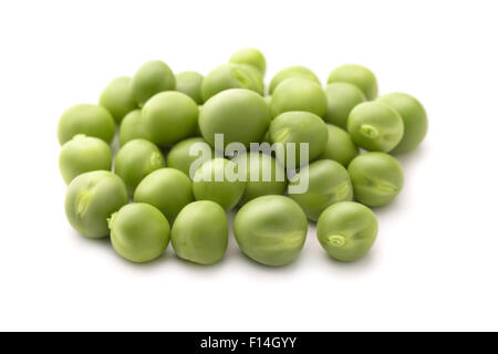 Freschi di piselli verdi isolati su bianco Foto Stock