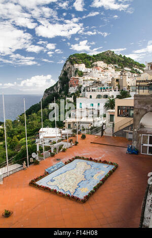 Mappa di Isola di Capri realizzati su piastrelle smaltate in stile tradizionale Foto Stock