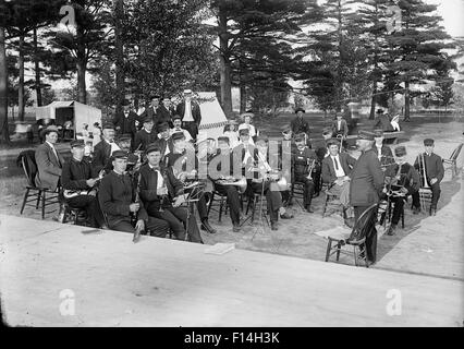 1890s giro del 20esimo secolo ritratto di gruppo brass band di musicisti IN POSIZIONE DI PARCHEGGIO Foto Stock