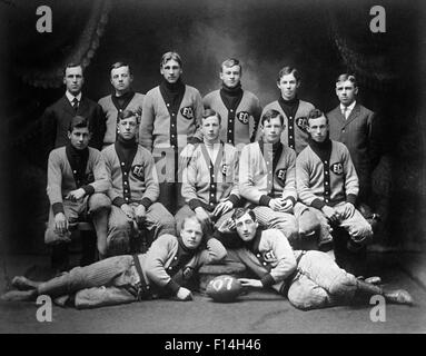 1900s 1907 Ritratto di gruppo di alta scuola calcio team di giocatori indossano uniformi di squadra gamma maglioni Foto Stock