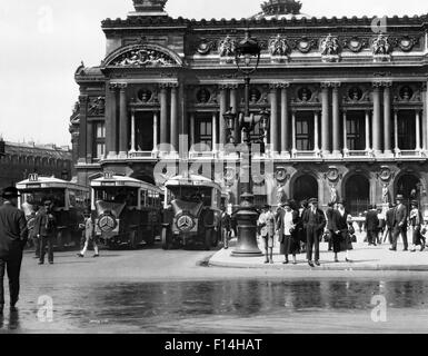 1920s pedoni E BUS A PLACE DE LA OPERA PARIGI FRANCIA Foto Stock