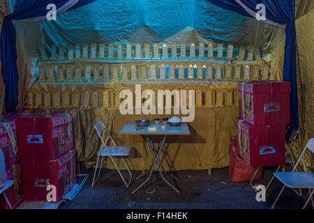 (150827) -- Hong Kong, Agosto 27, 2015 (Xinhua) -- foto scattata sul 20 agosto, 2015 mostra un decorato luogo di culto durante la vigilia della festa di Ghost presso Sai Wan nel sud della Cina di Hong Kong. Nella cultura cinese, il quindicesimo giorno del settimo mese del calendario lunare è chiamato giorno fantasma o Ghost Festival e il settimo mese è considerato come il fantasma del mese. Nel buddismo, il fantasma Giorno è anche chiamato Ullambana (Yu Lan o Lan Yu penna in pinyin). In Hongkong, custom su Ullambana è stato introdotto da Chaozhou (Chiu Chow in cantonese) persone circa cento anni fa. Essi ancora contrassegnare la Ullambana Festival in un Foto Stock