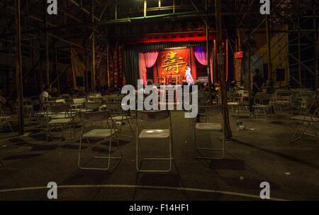 (150827) -- Hong Kong, Agosto 27, 2015 (Xinhua) -- La gente guarda un opera devozionale le prestazioni durante la vigilia della festa di Ghost presso Sai Wan nel sud della Cina di Hong Kong, 22 Agosto, 2015. Nella cultura cinese, il quindicesimo giorno del settimo mese del calendario lunare è chiamato giorno fantasma o Ghost Festival e il settimo mese è considerato come il fantasma del mese. Nel buddismo, il fantasma Giorno è anche chiamato Ullambana (Yu Lan o Lan Yu penna in pinyin). In Hongkong, custom su Ullambana è stato introdotto da Chaozhou (Chiu Chow in cantonese) persone circa cento anni fa. Essi ancora contrassegnare la Ullambana Festival in accorda Foto Stock