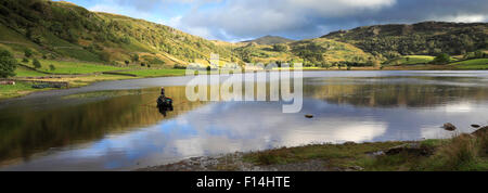 Summer View su Watendlath Tarn, Parco Nazionale del Distretto dei Laghi, Cumbria, England, Regno Unito Foto Stock