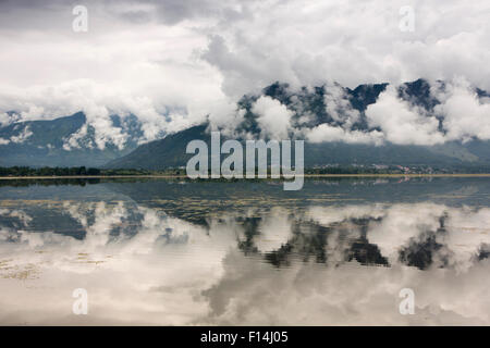 India, Jammu e Kashmir Srinagar, monti Zabarwan riflessa in Dal lago da Hazratbal Foto Stock