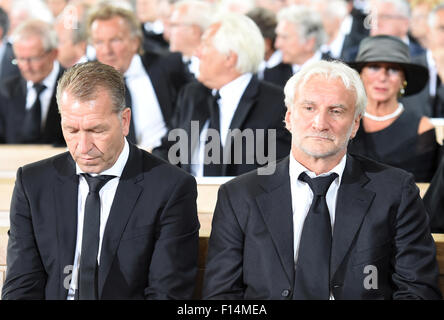 Ex tedesco portiere internazionali Andreas Koepke (destra) e direttore sportivo del Bayer Leverkusen Rudi Voeller frequentare il servizio funebre per l'ex presidente di Stoccarda football club e la Federazione Tedesca del Calcio nel Domkirche San Eberhard a Stoccarda il 27 agosto 2015 Foto: ULI DECK/dpa Foto Stock